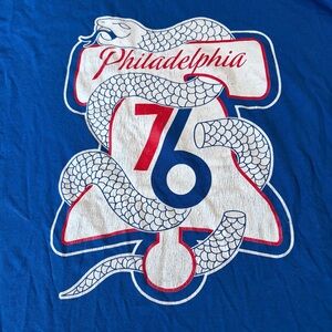 Gildan 76ers Philadelphia Graphic Tee